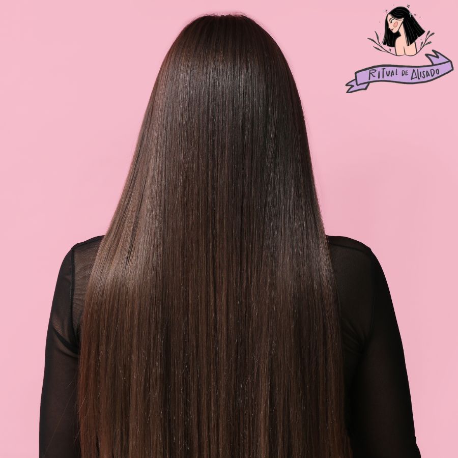 La foto describe una mujer de espaldas con cabello largo, liso y brillante color castaño despues de aplicar un Ritual Botánico